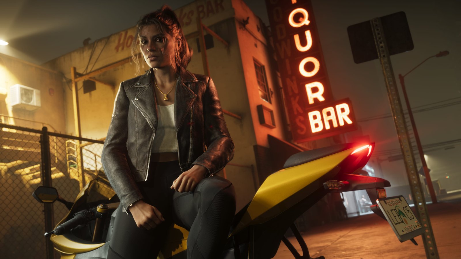 Lucia Caminos sentada em uma moto amarela diante do Liquor Bar, usando jaqueta de couro em uma cena noturna iluminada por neon.