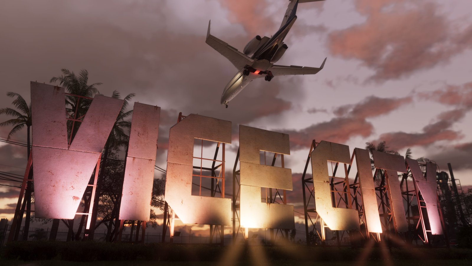 Avião passando sobre o letreiro de Vice City ao pôr do sol, com céu rosado e letras grandes iluminadas.