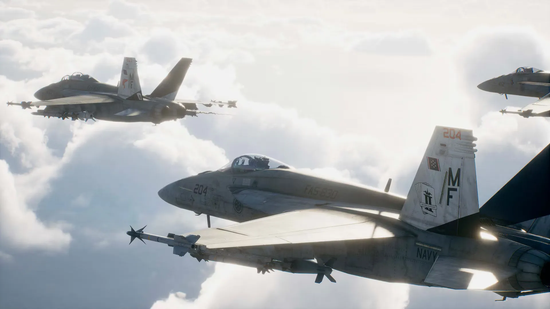 Esquadrão de caças militares voando acima das nuvens em formação durante uma missão aérea