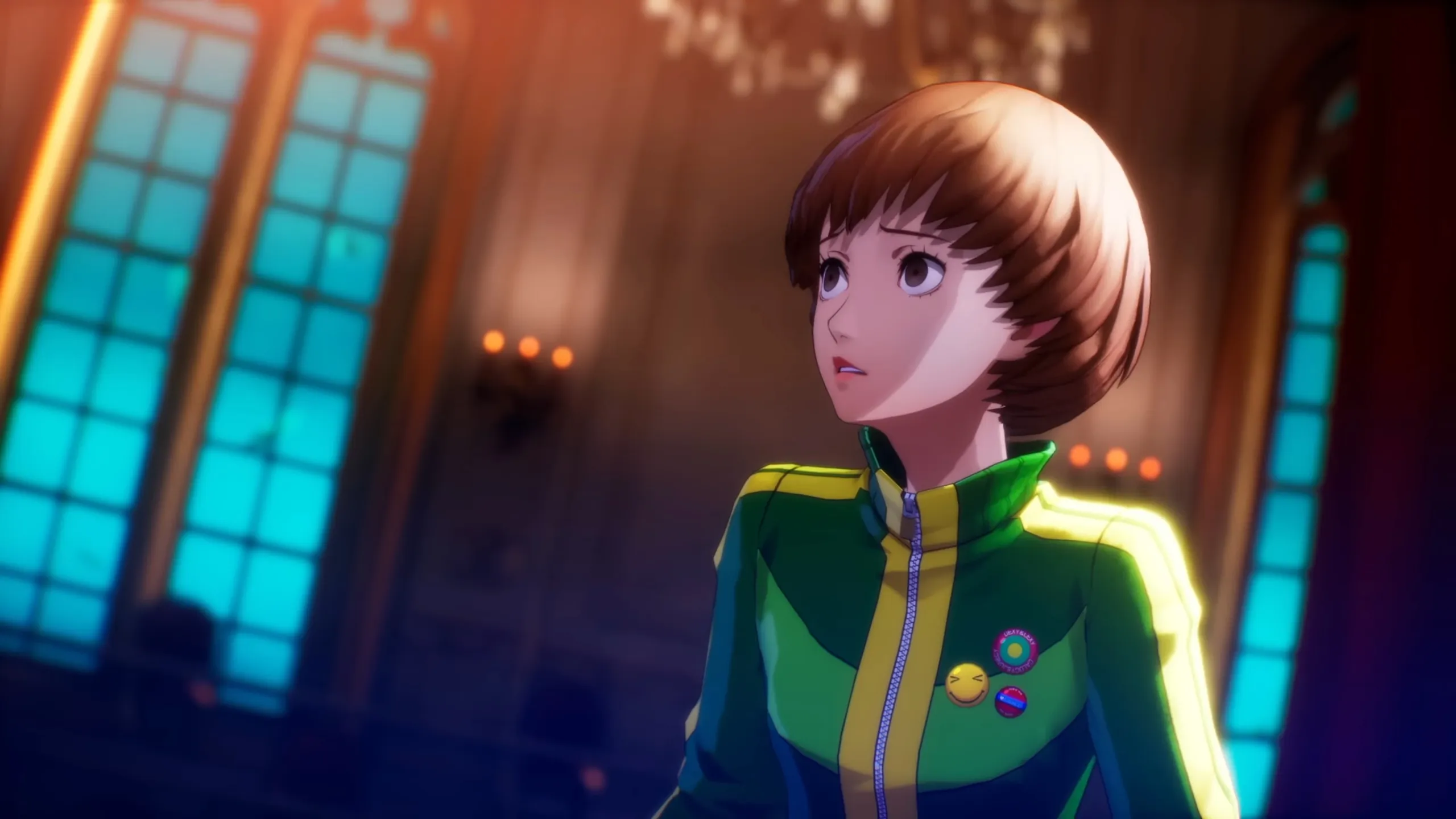 Chie Satonaka em Persona 4 Revival olhando para o lado dentro de um ambiente iluminado por luzes azuis e alaranjadas.