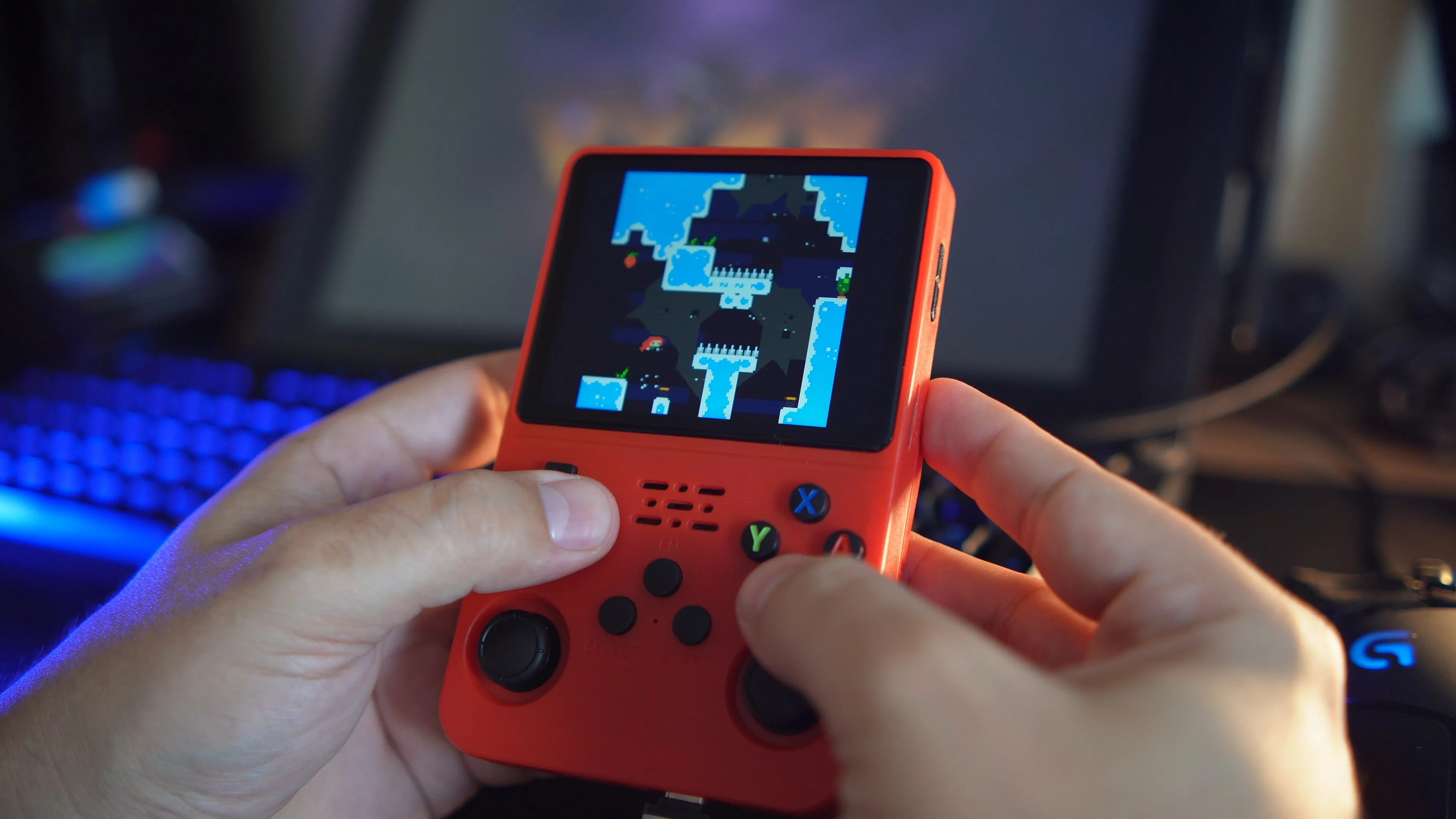 imagem das mãos jogando em um r36s o jogo celeste