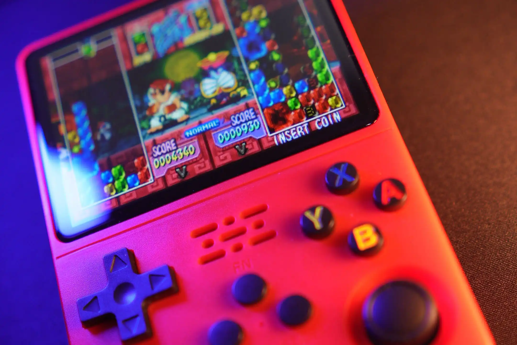 Console portátil R36S exibindo um jogo da série Puzzle Fighter