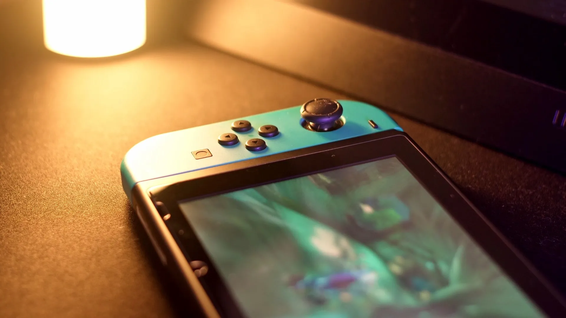 Imagem do nintendo switch com uma iluminação amarela