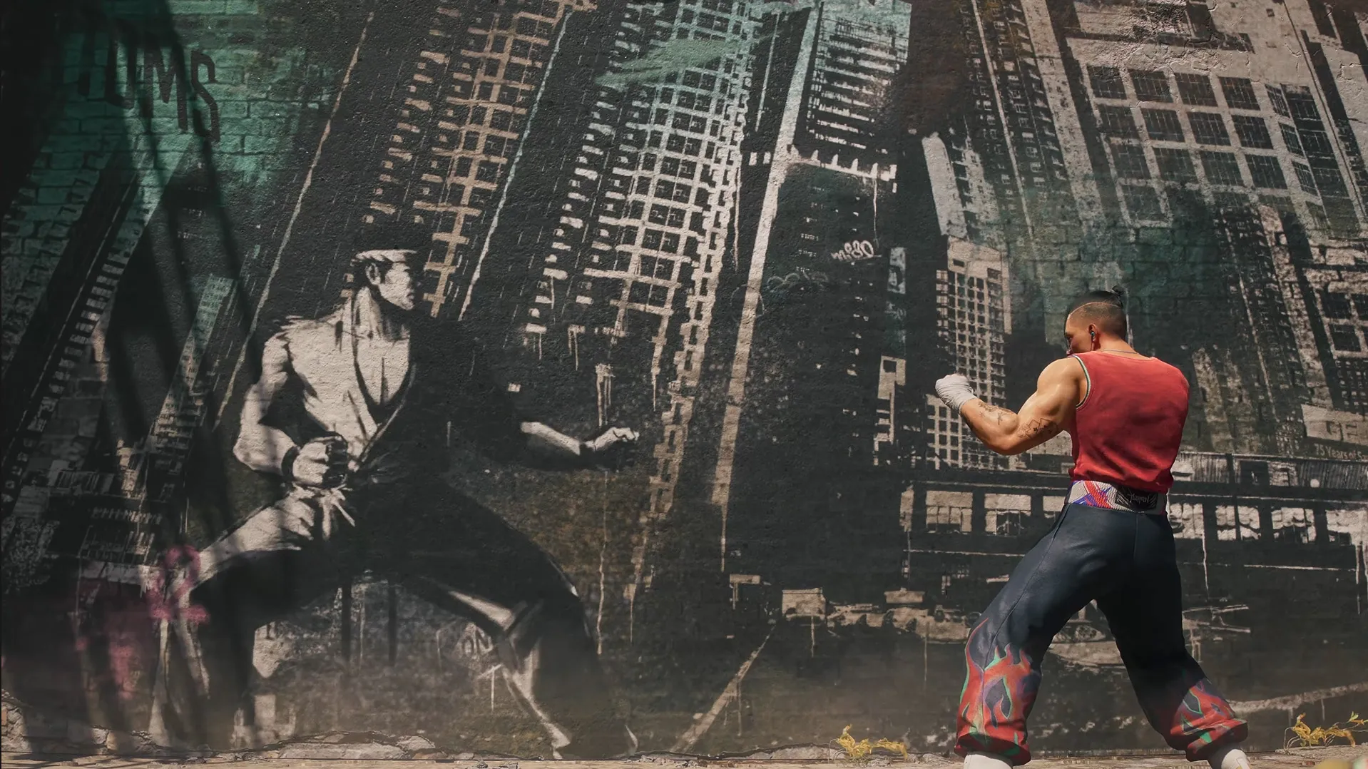 Virtua Fighter Crossroads — Lutador treinando diante de um mural urbano com referências aos personagens clássicos da franquia, destacando o foco narrativo e a identidade visual do novo Virtua Fighter.